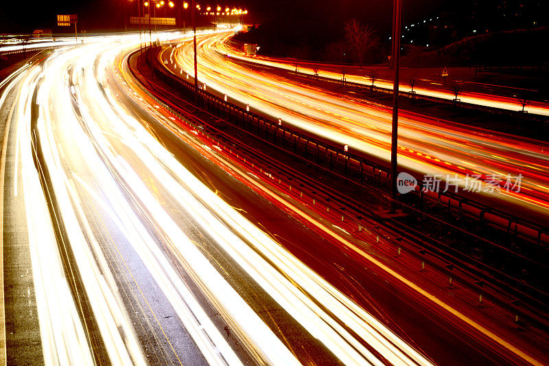 夜间高速公路上的汽车