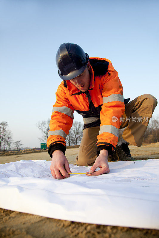 忙于道路建设的年轻工程师。