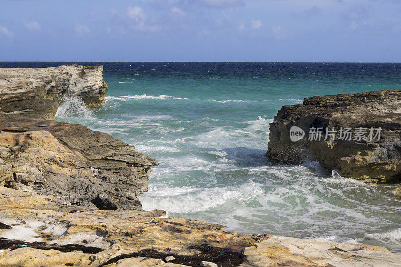 沿多岩石海岸线的水湾