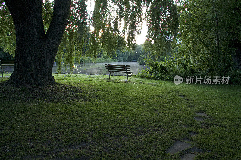 板凳在河边