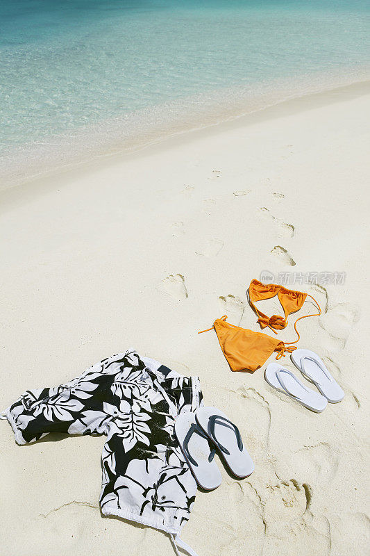 比基尼和泳裤在加勒比海滩的沙滩上