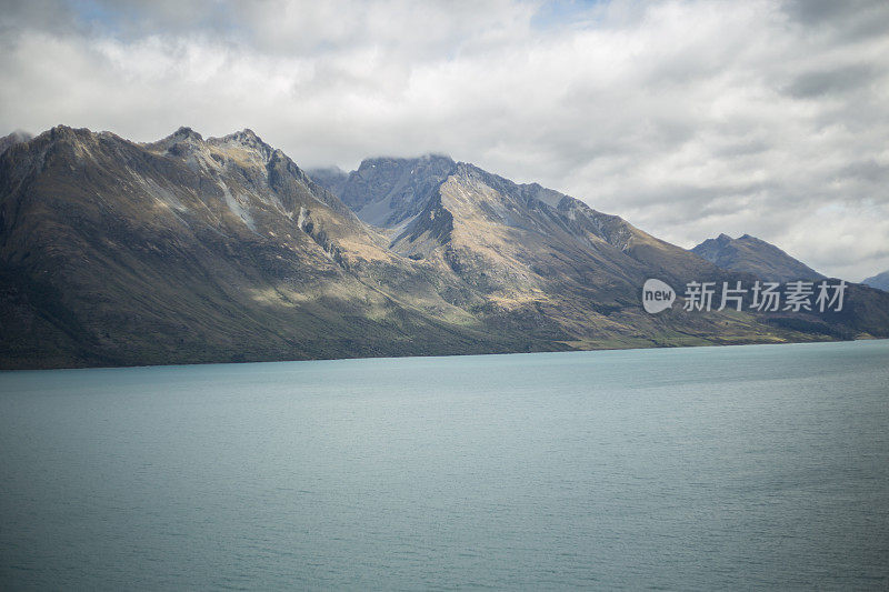 瓦卡蒂普湖和山区景观