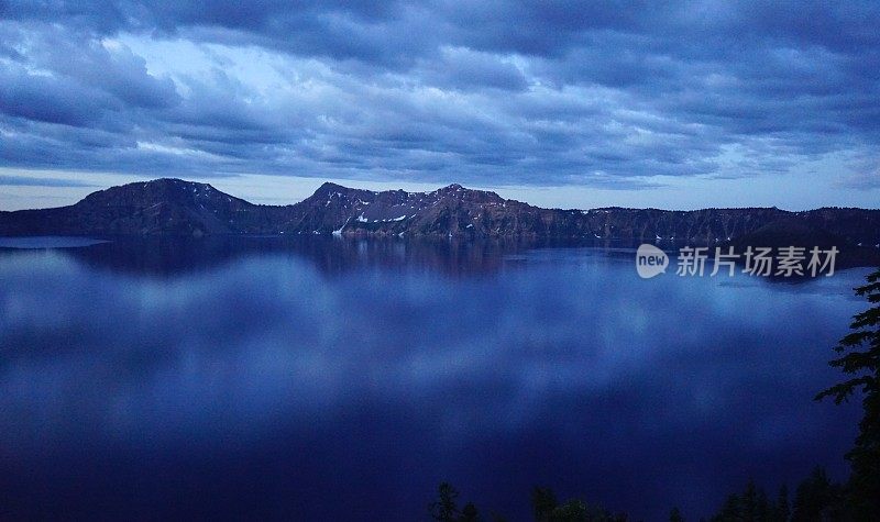 火山口湖黎明