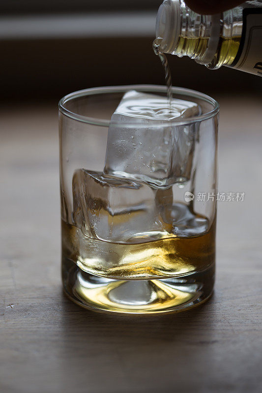 将波旁威士忌倒入玻璃杯中