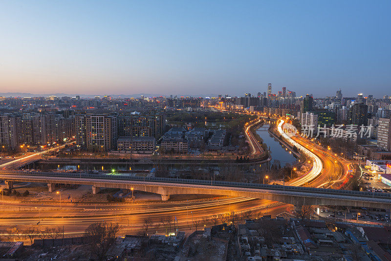 北京夜间城市公路交通。