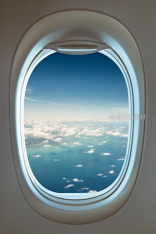 透过飞机窗口观看