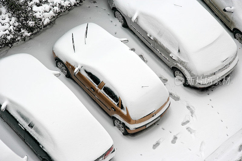 冰雪覆盖的汽车