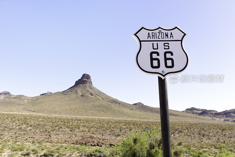 亚利桑那州沙漠公路上的66号公路标志