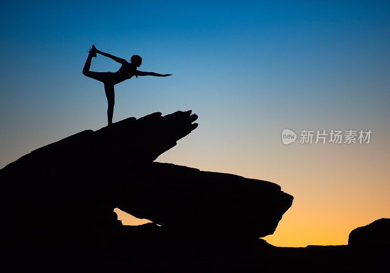 夕阳下的瑜伽剪影