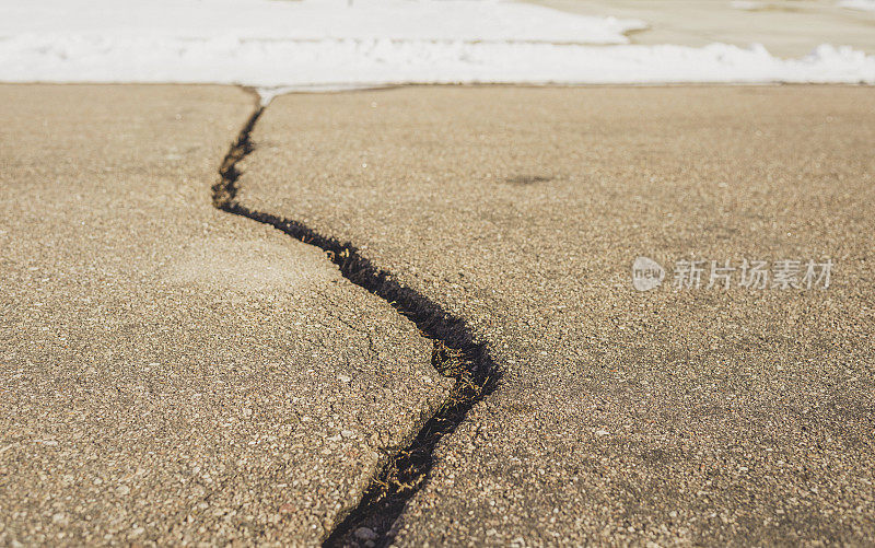 因水冻结膨胀造成道路开裂。冬天的危险。