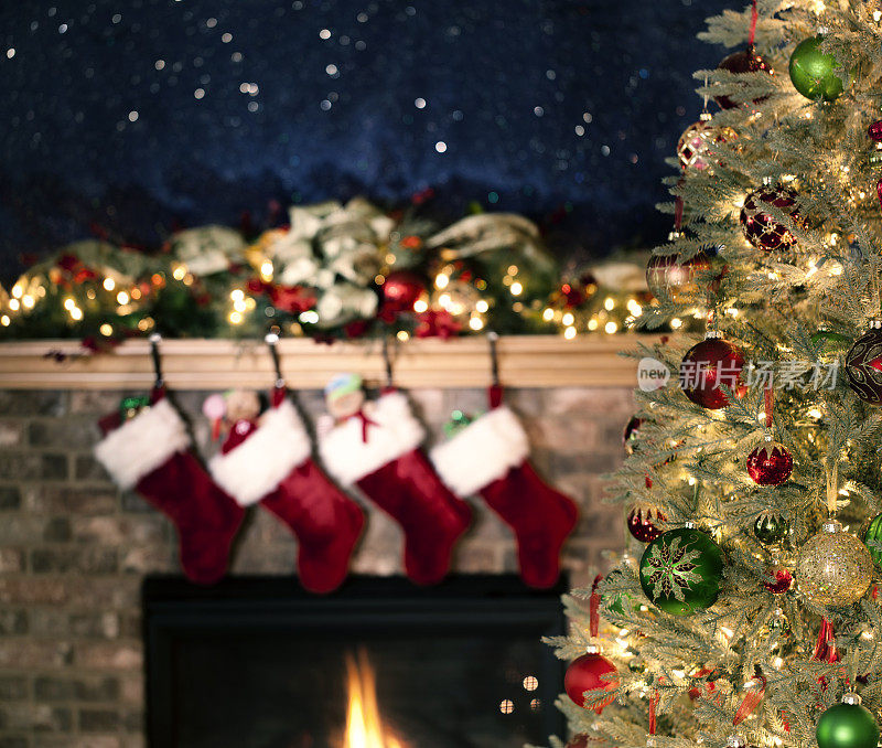圣诞树在壁炉前，壁炉架和袜子