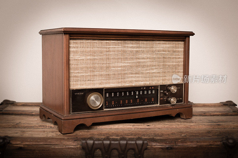 复古木收音机坐在桌子上