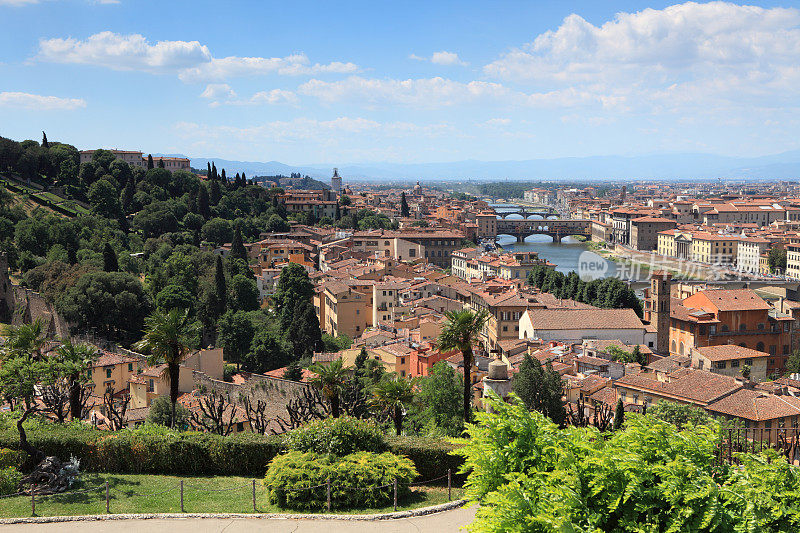 佛罗伦萨的城市景观与韦奇奥桥和阿尔诺河