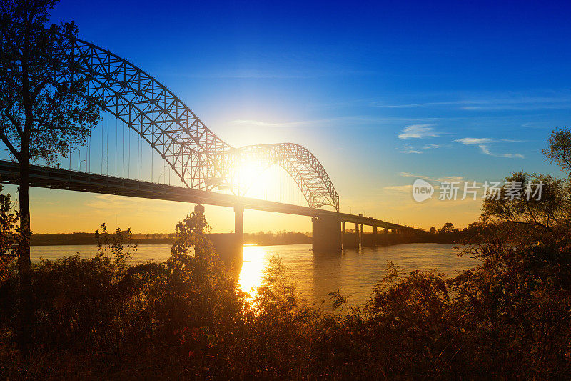 孟菲斯，密西西比河上的日落