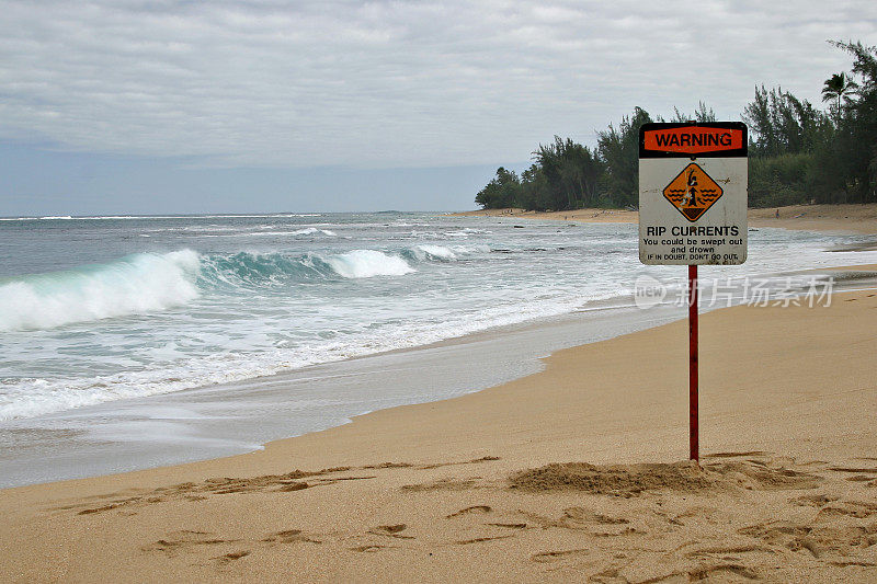 警告:夏威夷考艾岛附近的热带海滩有离岸流标志