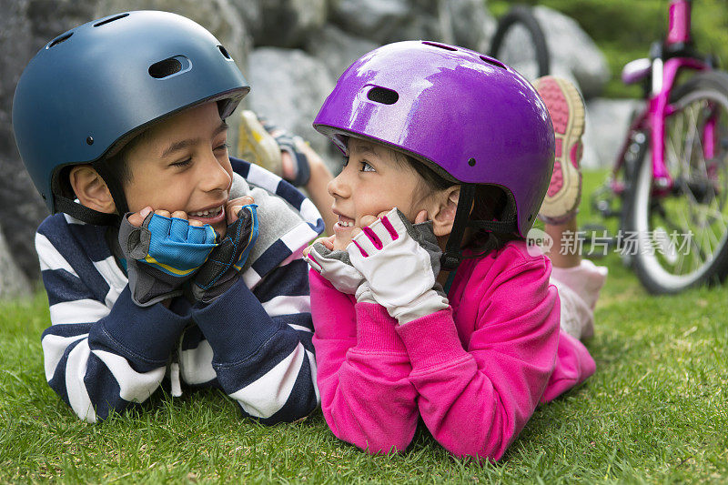 年轻的男孩和女孩从自行车休息