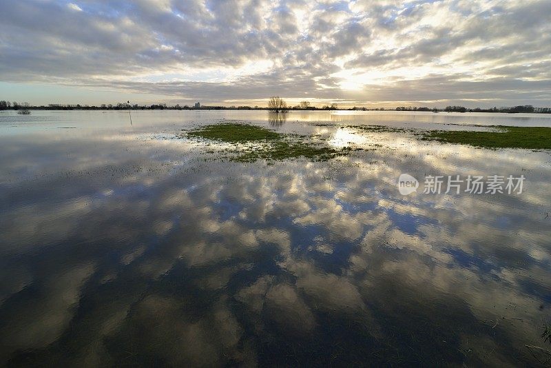 淹没了河