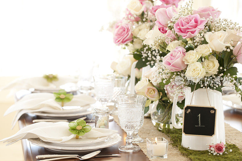 婚礼、母亲节、复活节或特殊场合优雅的餐桌