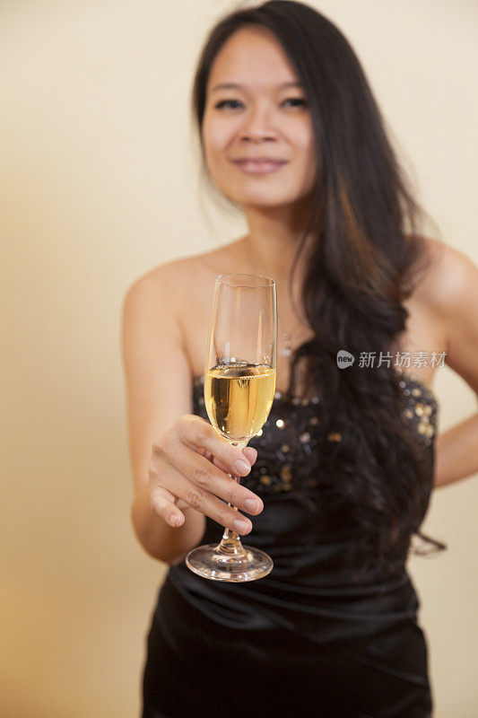 喝香槟的亚洲女人