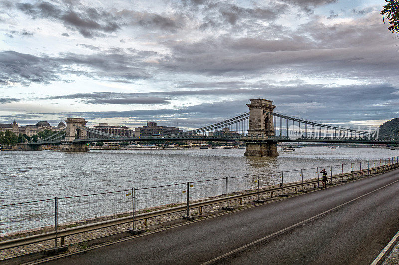布达佩斯多瑙河上的铁链桥