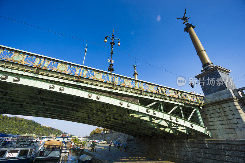 看看布拉格伏尔塔瓦河上的新艺术风格的切胡夫桥和船只。