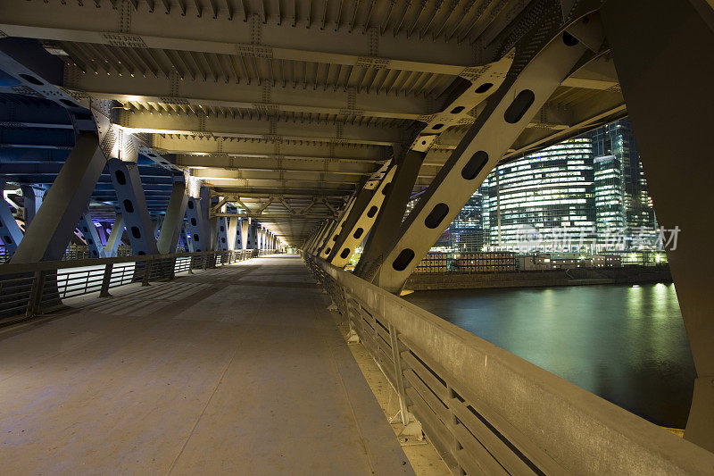 在公路桥下面。莫斯科夜景