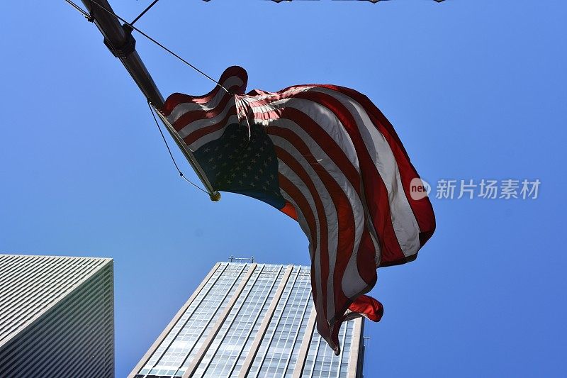 入口处插着美国国旗的摩天大楼