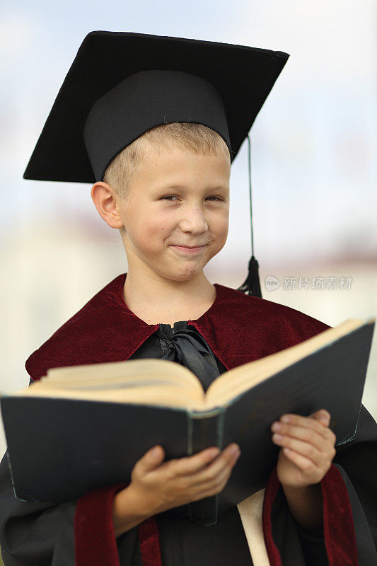带着一本书的男孩毕业了