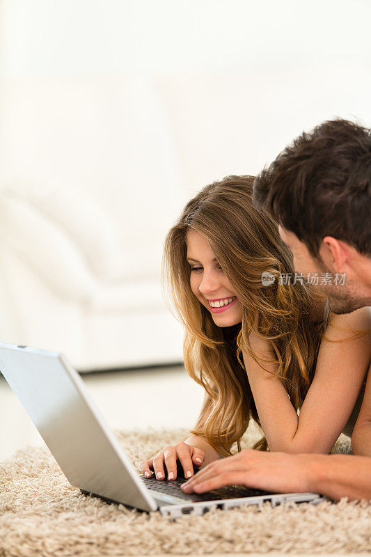 年轻夫妇使用笔记本电脑