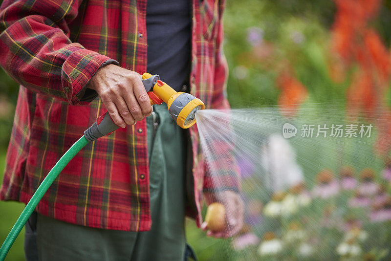 退休男子浇花