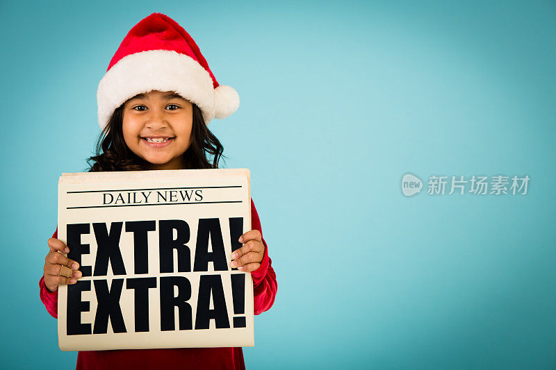 圣诞老人的小帮手微笑着拿着报纸，有拷贝空间