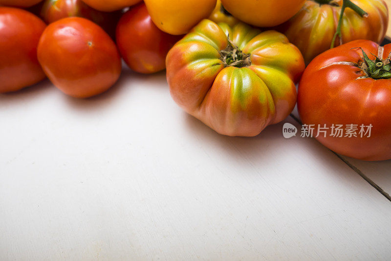 白色木材上的有机传家宝番茄