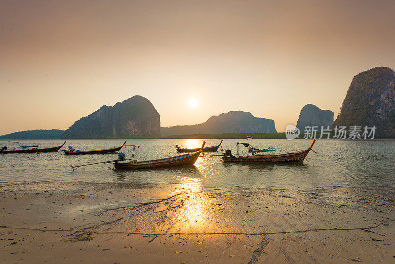 美丽的日落在热带海洋与长尾船在泰国南部