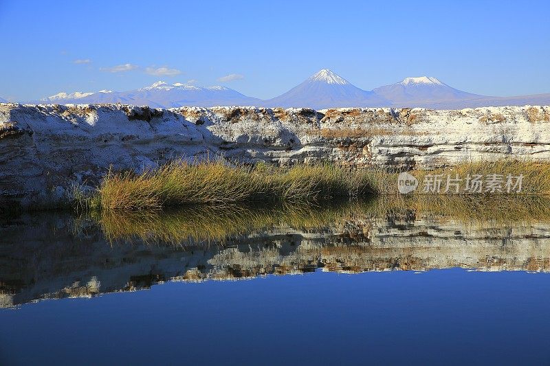 Salar水坑，利坎卡武尔和尤里奎斯火山-绿松石湖反射和田园般的阿塔卡马沙漠，火山景观全景-圣佩德罗阿塔卡马，智利，Bolívia和阿根廷边境