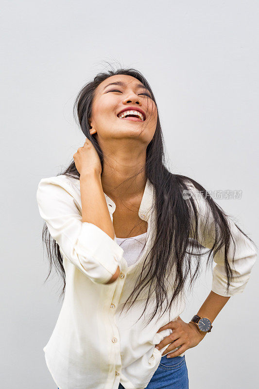 一个快乐的亚洲女人的肖像