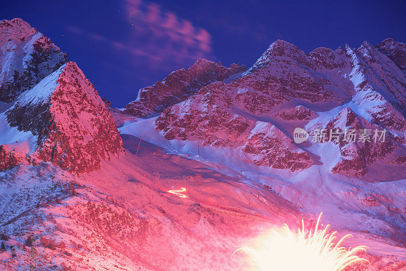 绚丽多彩的烟花夜景，高山冬季景观