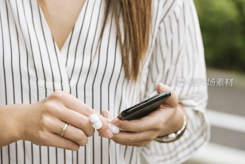 日本千禧女性下班后查看手机的手