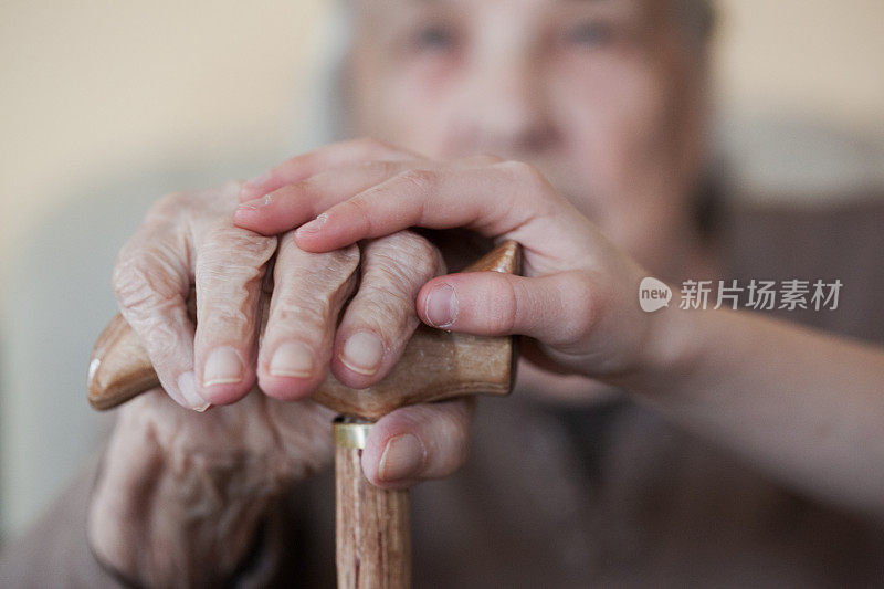 小男孩牵着他祖母的手