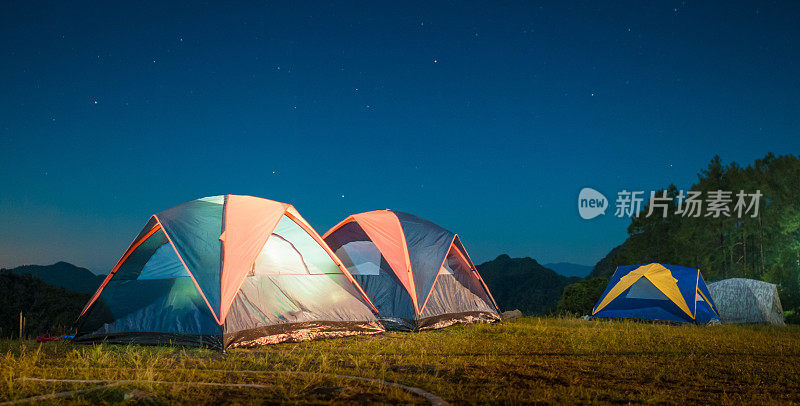 露营帐篷在繁星点点的夜空下闪闪发光。