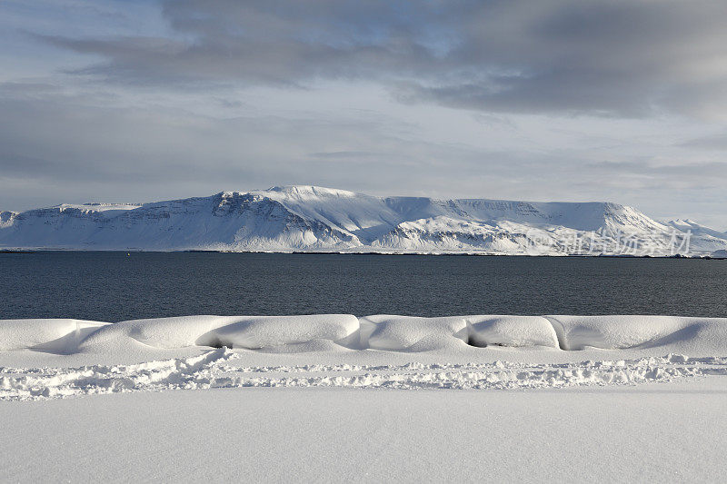 冰岛雷克雅未克对面的埃斯贾山