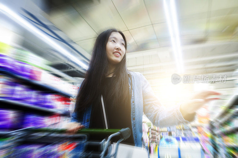 年轻女子在超市购物