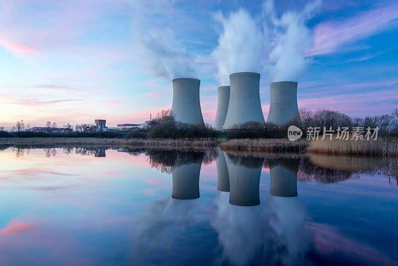 核电站与黄昏景观。