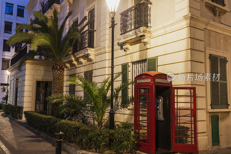 直布罗陀市政厅和夜间的红色电话亭