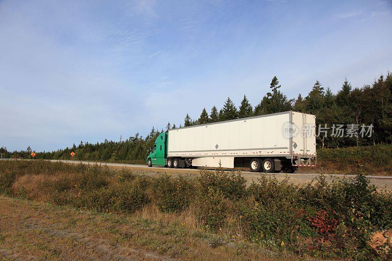 在公路上运输货物的半挂车。