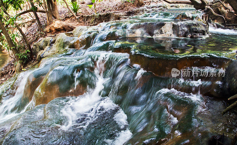 泰国甲米瀑布温泉