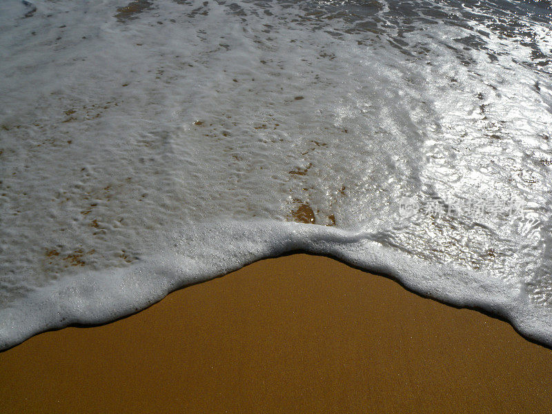 沙滩上轻柔的海浪