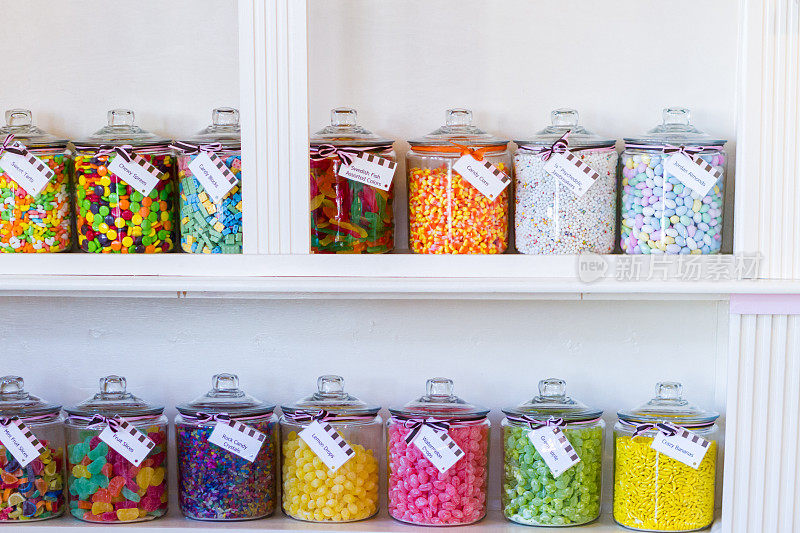 糖果店里装满糖果的透明罐子