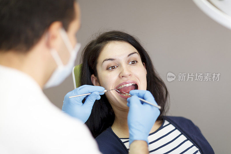 牙医控制女性患者