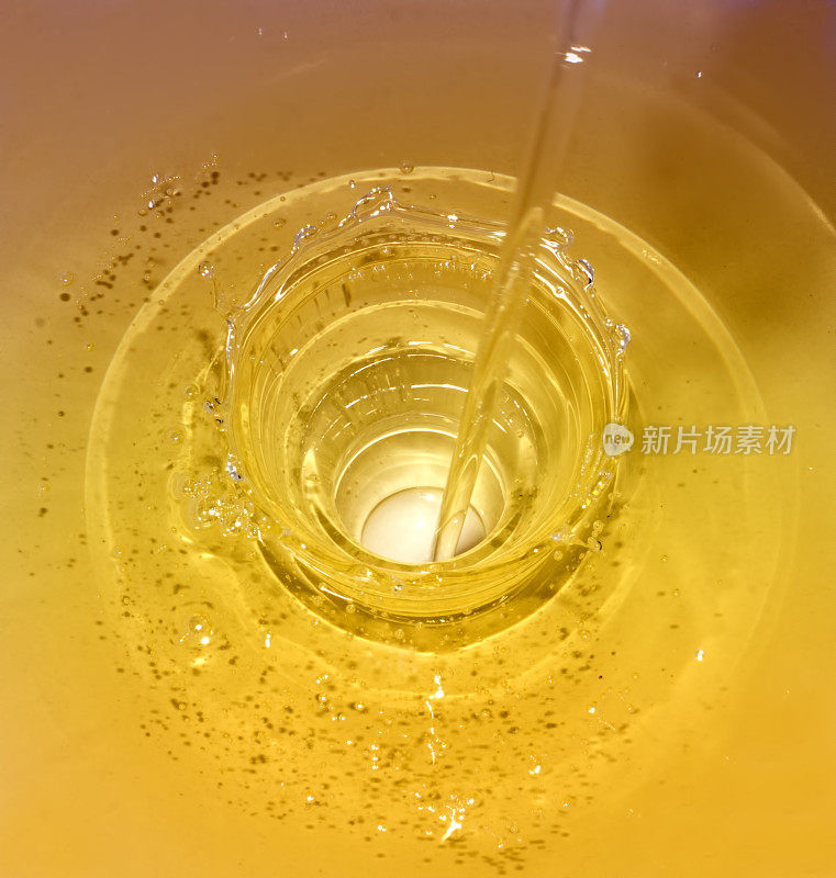 金色的液体被倒入一个洞中