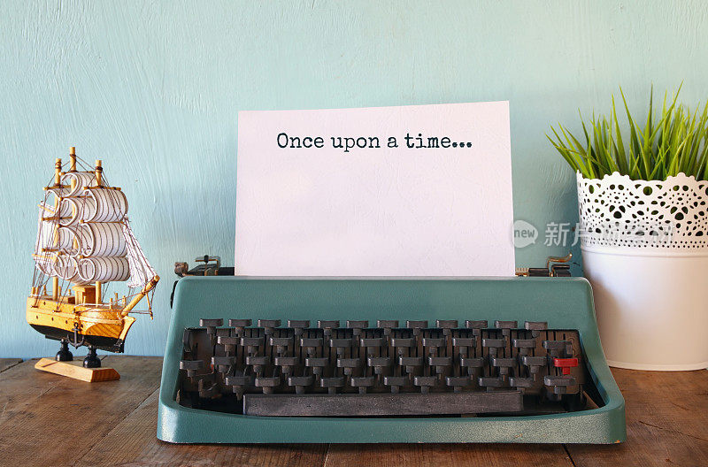 带有短语的老式打字机:从前